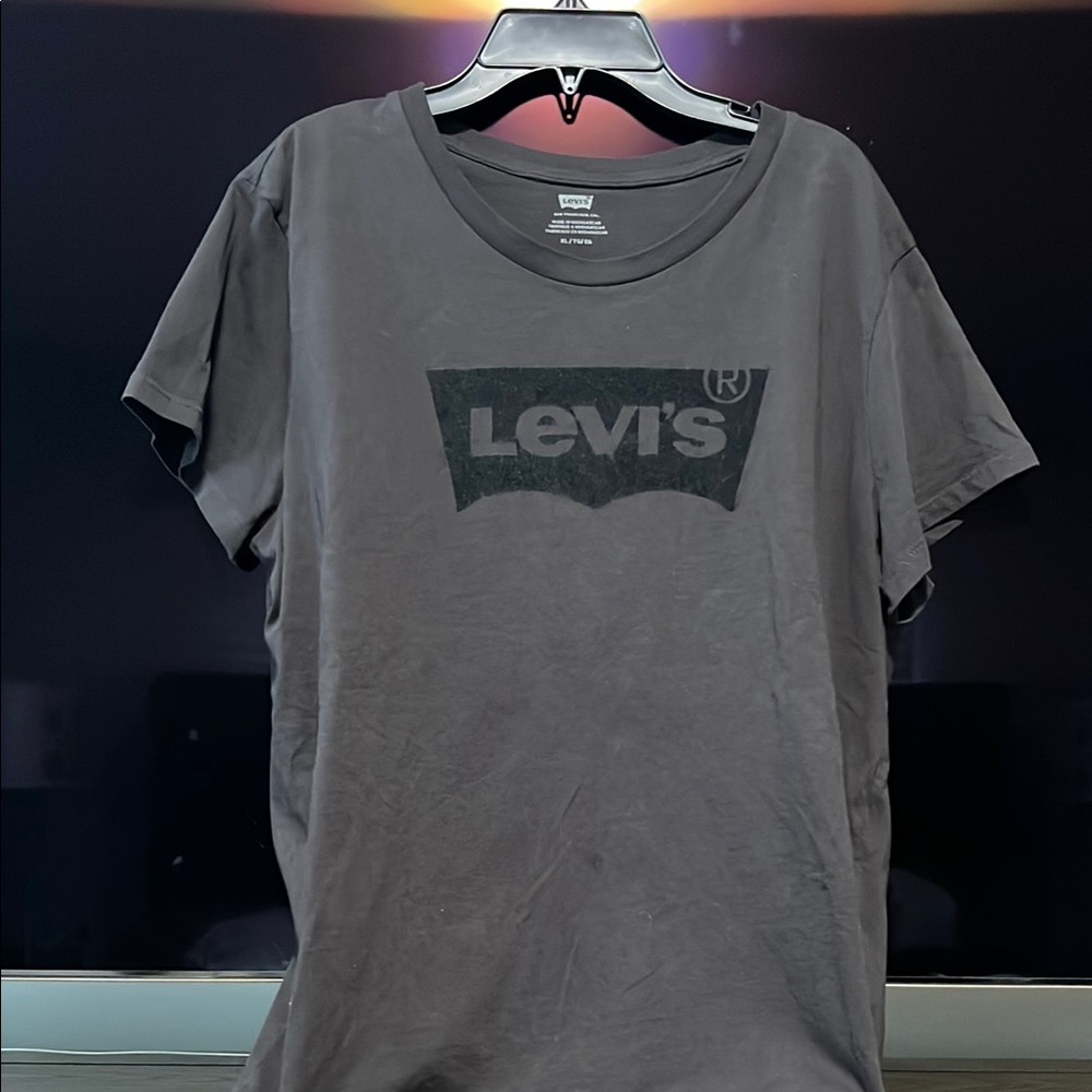 🛍️5️⃣ /💲2️⃣5️⃣🛍️ LEVI’S - Black Short Sleeve Tee